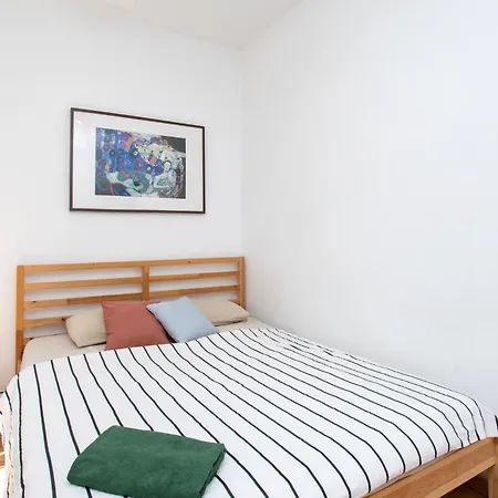 Cozy Exiample Getaway With Patio Barcelona