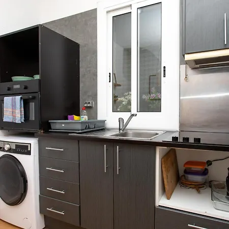 Cozy Exiample Getaway With Patio Barcelona