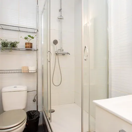 Cozy Exiample Getaway With Patio Barcelona